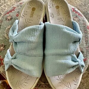 BZEES ‘SMILE MORE BOW’ SANDALS NEW IN BOX